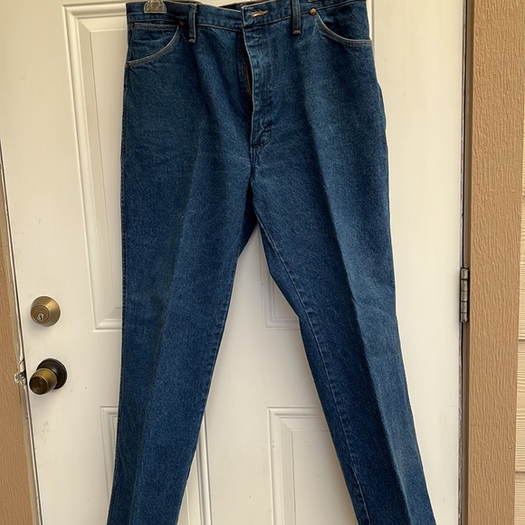 Men’s Wrangler Jeans. Gently worn, size 40 x 32. Machine washable. 100% cotton. - Picture 4 of 6